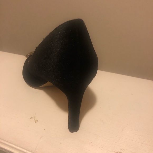 Black heels with crystals flower on the toe area. - Picture 3 of 4